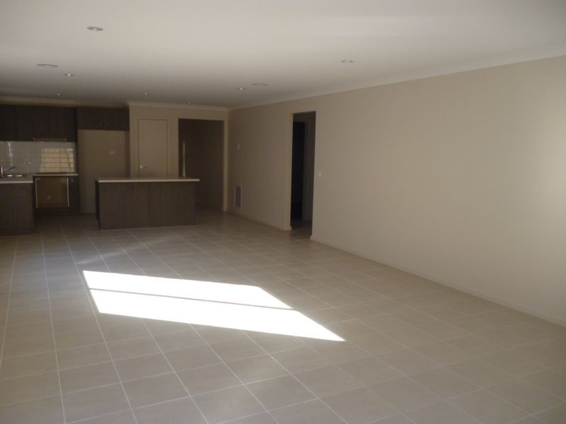 76 Fallingwater Drive, Pakenham VIC 3810
