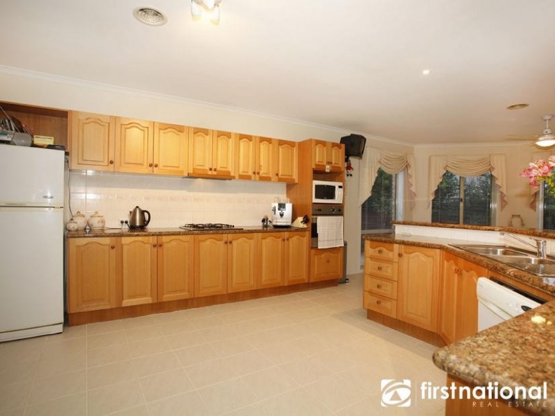 8 Biralee Court, Berwick VIC 3806