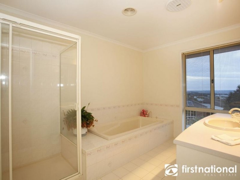 8 Biralee Court, Berwick VIC 3806