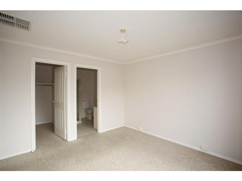 8/40 Warrawong Drive, Berwick VIC 3806