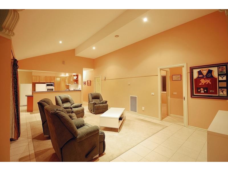 20 Carlisle Drive, Beaconsfield VIC 3807