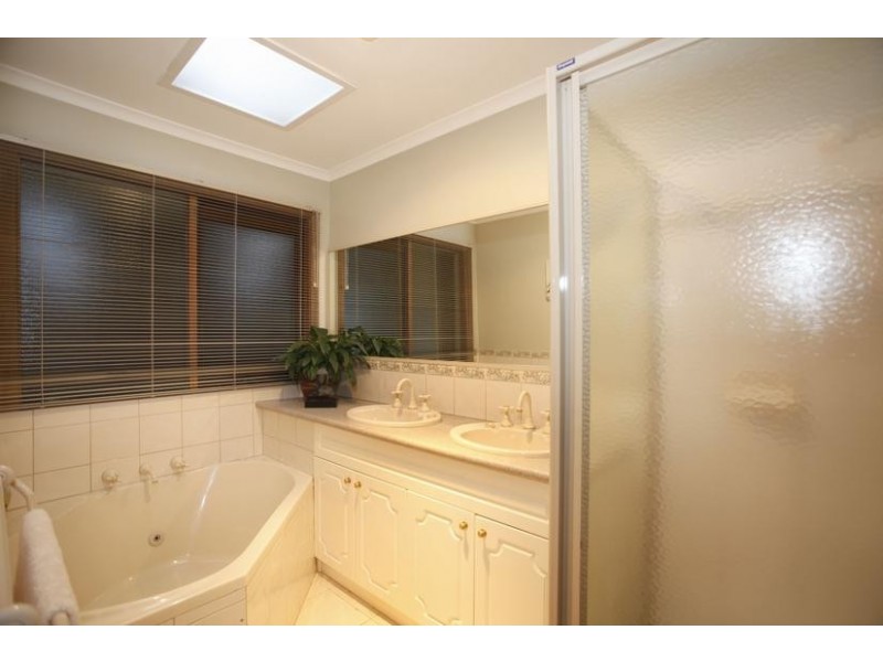 50 Edrington Park Drive, Berwick VIC 3806