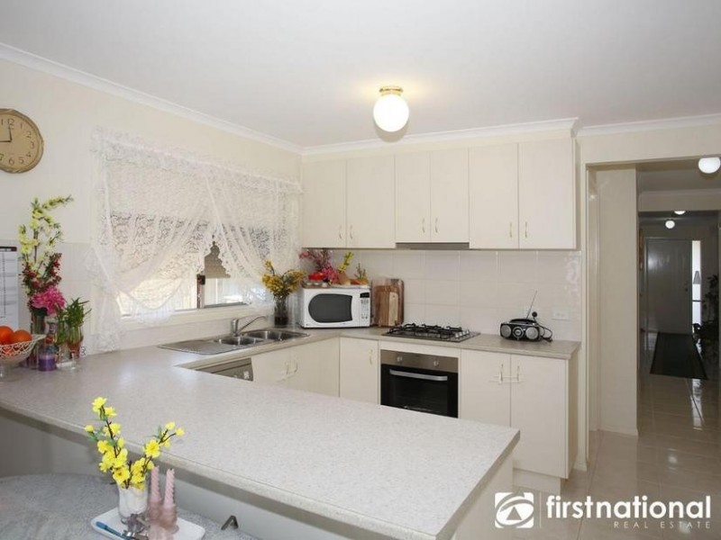 10 Longbow Terrace, Cranbourne North VIC 3977