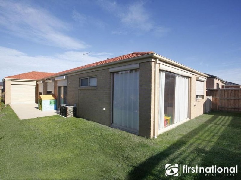 10 Longbow Terrace, Cranbourne North VIC 3977