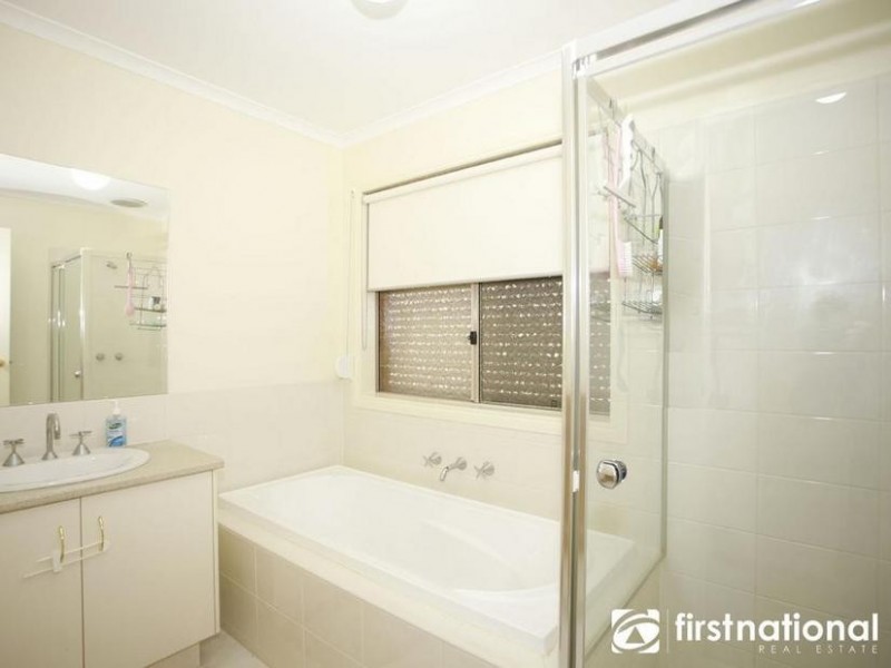 10 Longbow Terrace, Cranbourne North VIC 3977