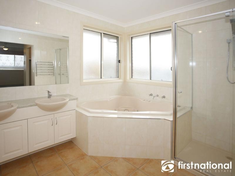 44 Edrington Park Drive, Berwick VIC 3806