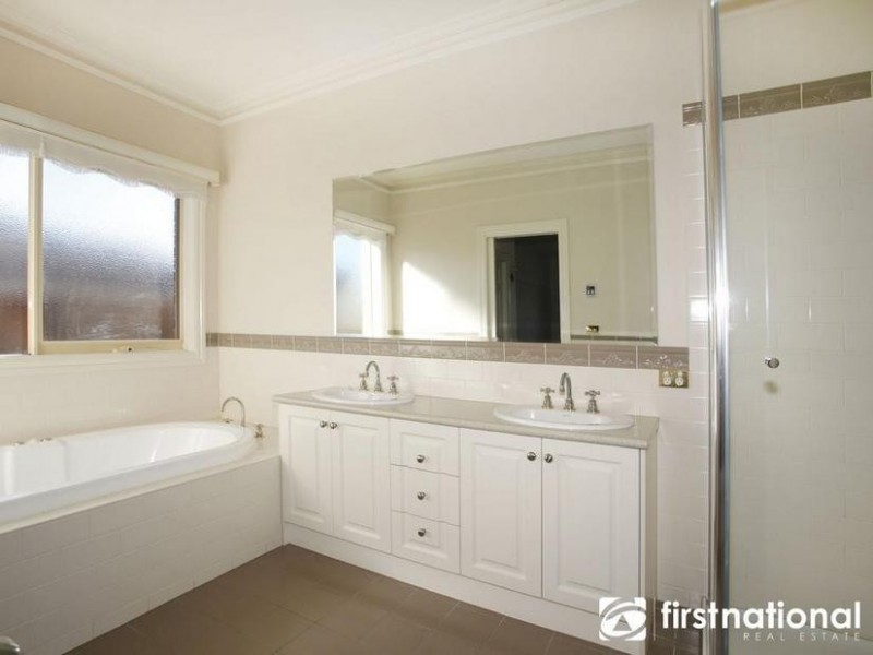 14 Grand Manor Drive, Berwick VIC 3806