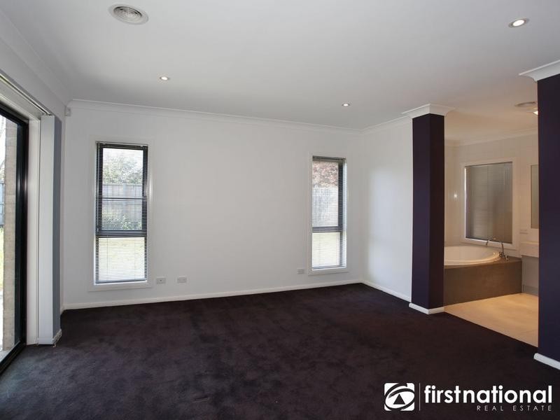 10 Mandurah Chase, Berwick VIC 3806