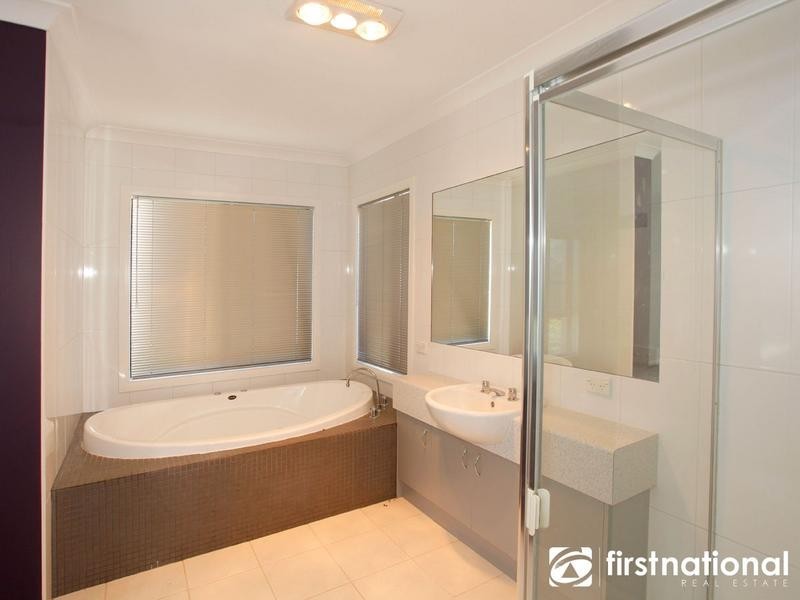 10 Mandurah Chase, Berwick VIC 3806