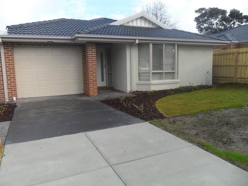 2/7 Henty Street, Pakenham VIC 3810