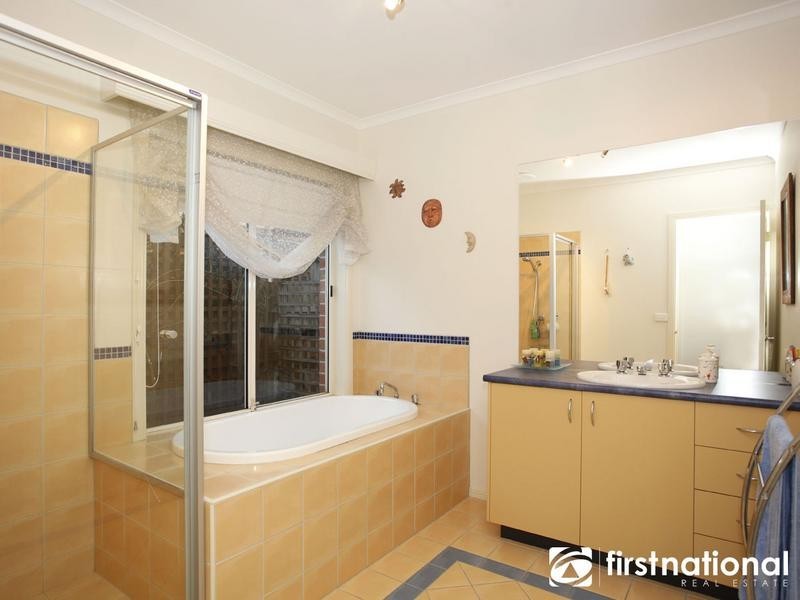 16 Ellen Road, Narre Warren South VIC 3805