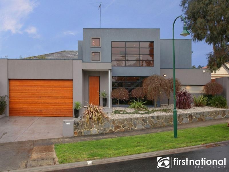 15 Chelsea Crescent, Berwick VIC 3806