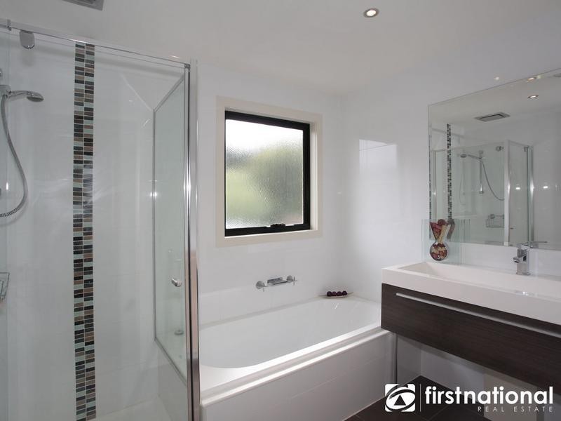 1/4 Harkaway Road, Berwick VIC 3806