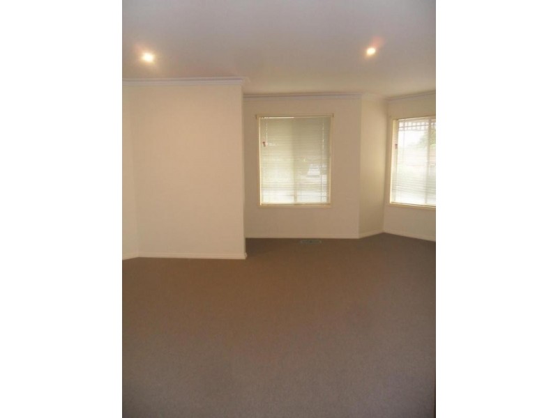 37 Ralph Crescent, Hampton Park VIC 3976