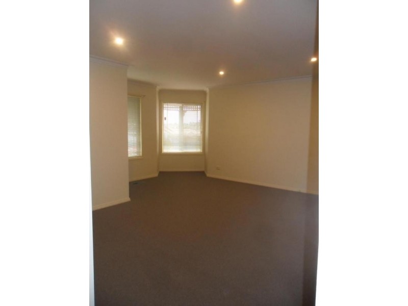 37 Ralph Crescent, Hampton Park VIC 3976