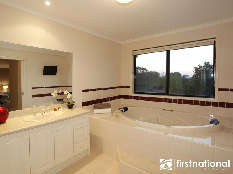 11 Irving Close, Berwick VIC 3806