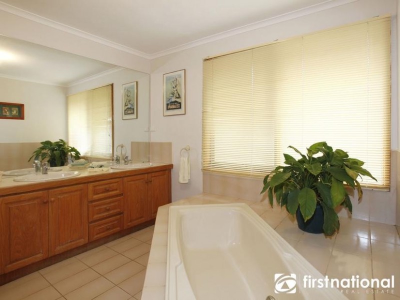 27 Outlook Drive, Berwick VIC 3806