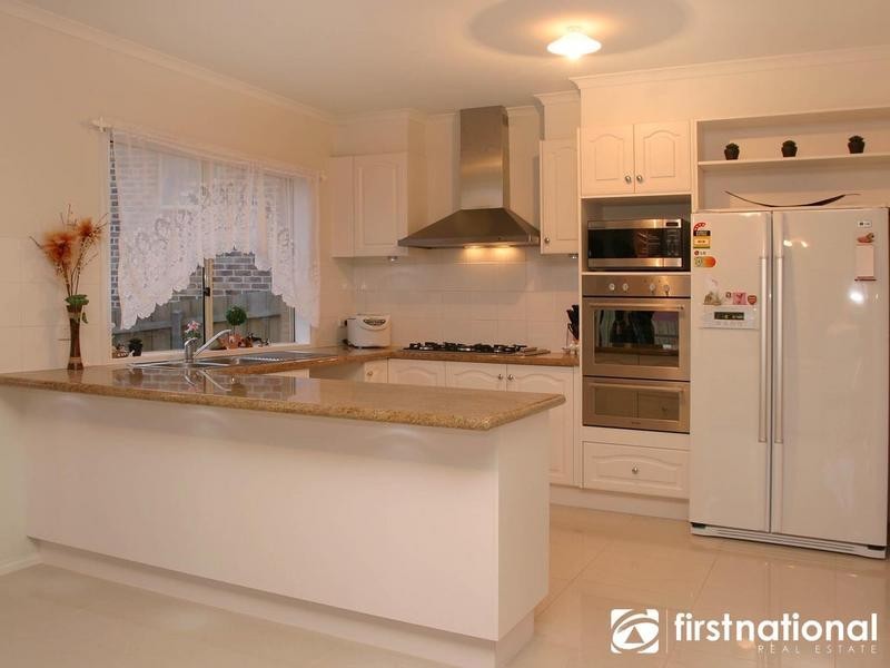 17 Sheldon Drive, Berwick VIC 3806