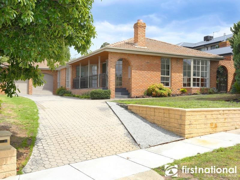4 Reginald Close, Berwick VIC 3806