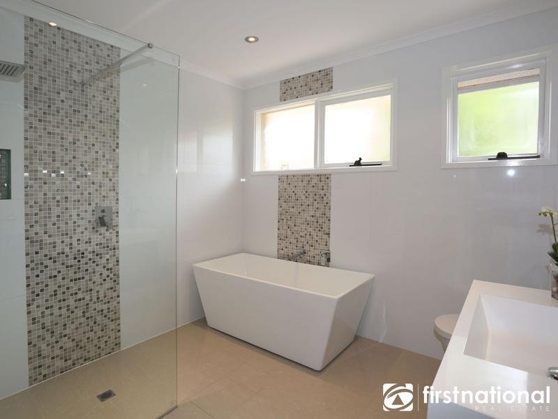 4 Reginald Close, Berwick VIC 3806