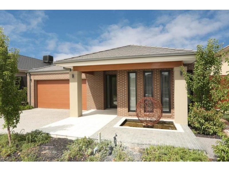 16 Holsteiner Terrace, Clyde North VIC 3978