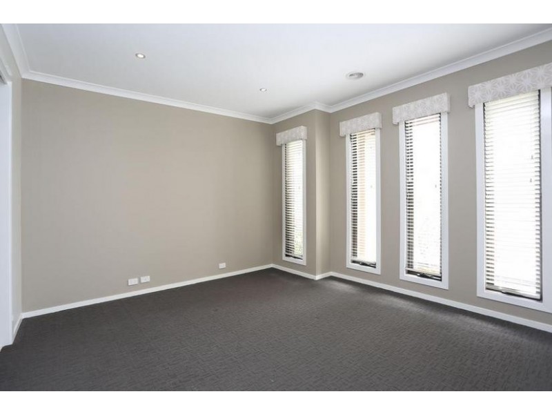 16 Holsteiner Terrace, Clyde North VIC 3978