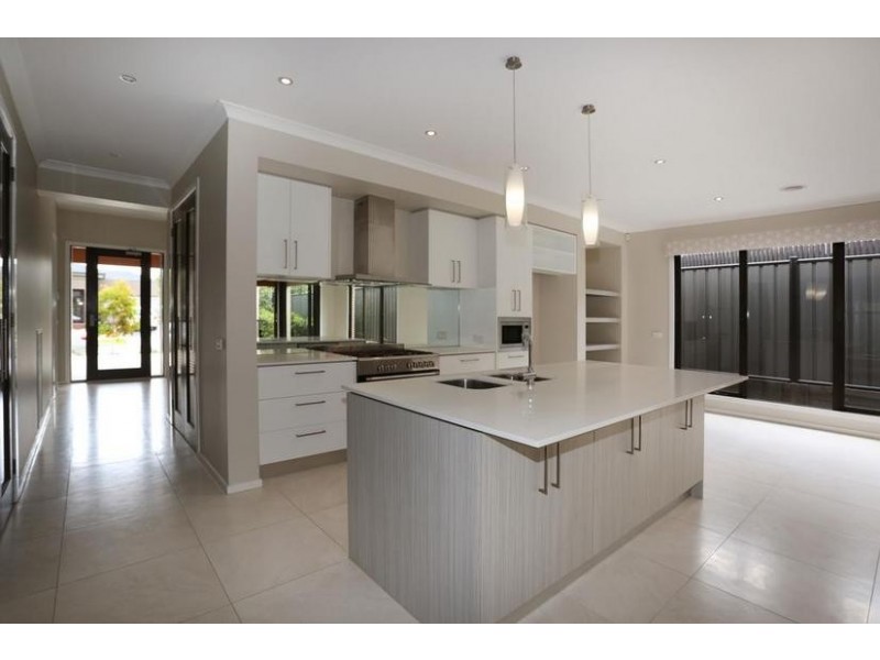 16 Holsteiner Terrace, Clyde North VIC 3978