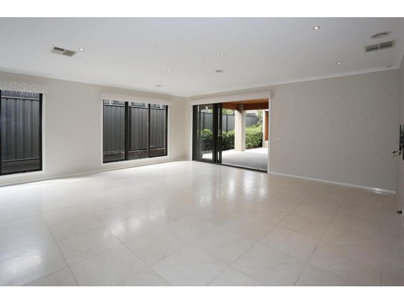 16 Holsteiner Terrace, Clyde North VIC 3978