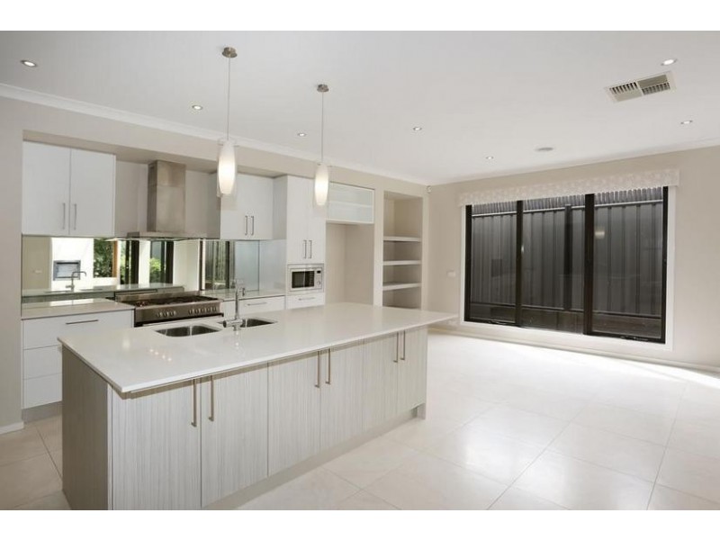 16 Holsteiner Terrace, Clyde North VIC 3978