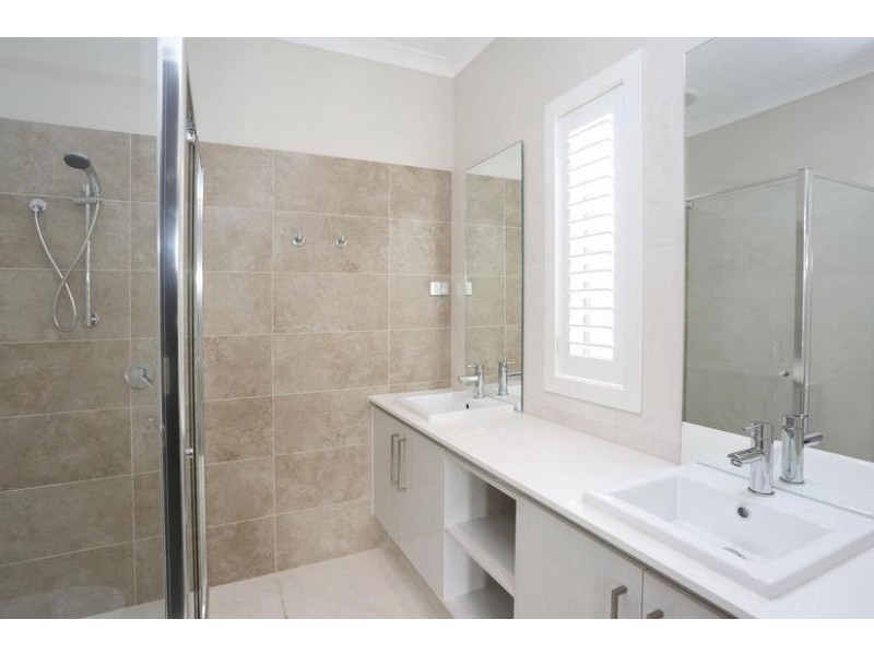 16 Holsteiner Terrace, Clyde North VIC 3978