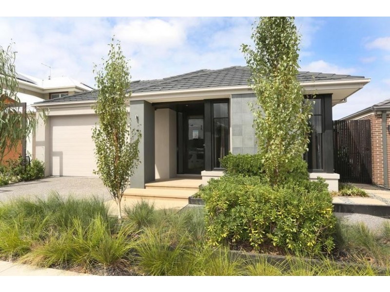 18 Holsteiner Terrace, Clyde North VIC 3978