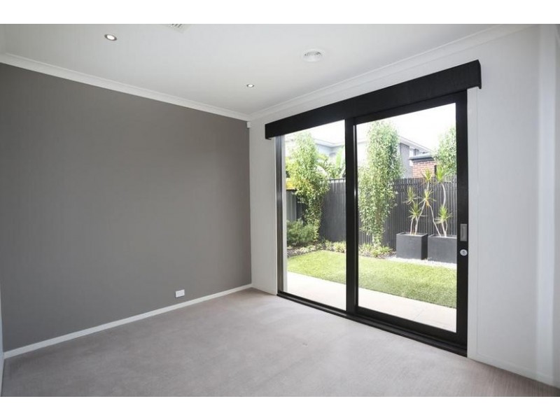 18 Holsteiner Terrace, Clyde North VIC 3978