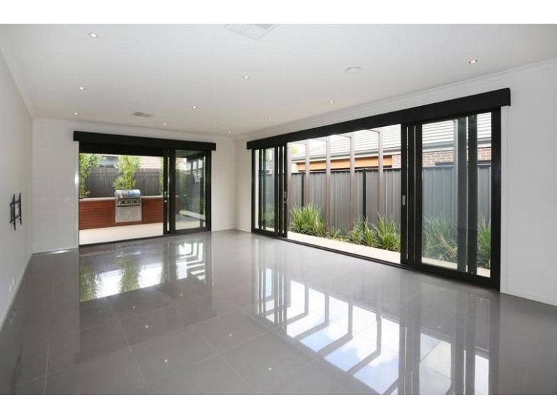 18 Holsteiner Terrace, Clyde North VIC 3978