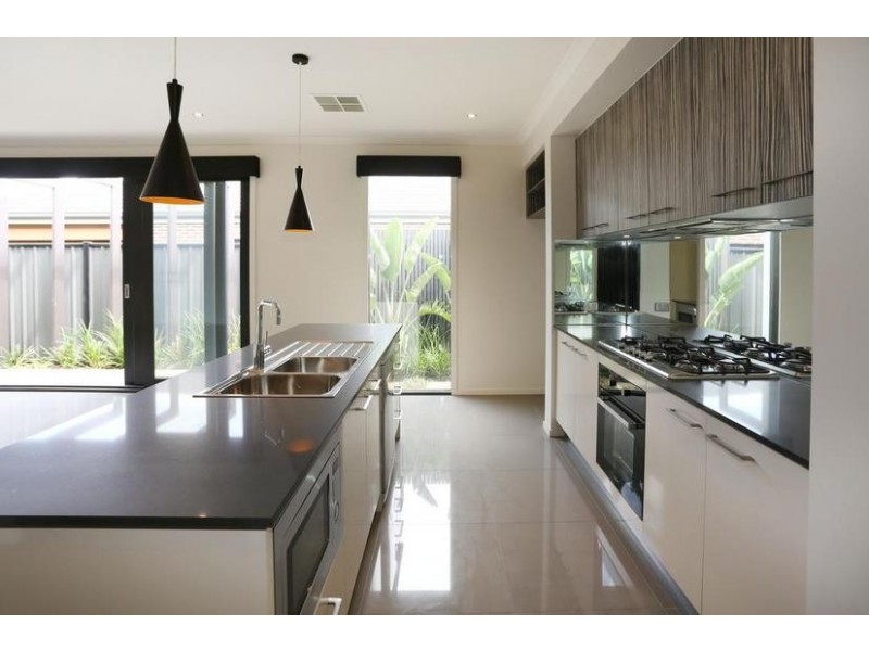 18 Holsteiner Terrace, Clyde North VIC 3978