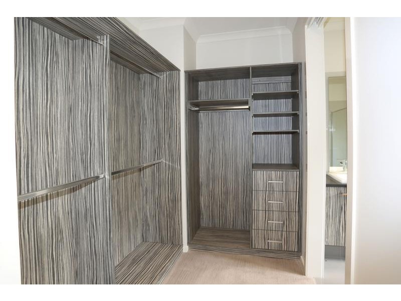 18 Holsteiner Terrace, Clyde North VIC 3978