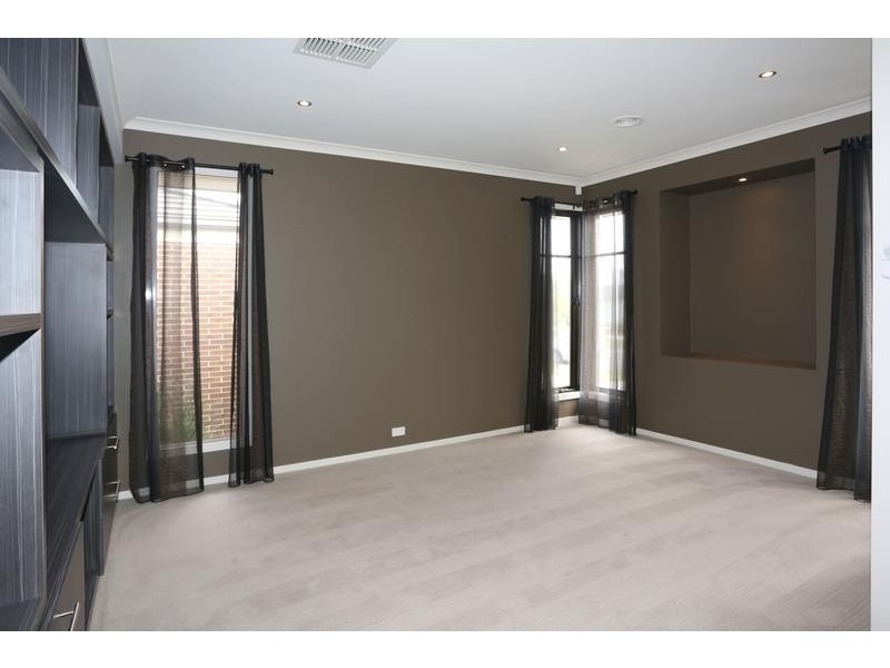 18 Holsteiner Terrace, Clyde North VIC 3978