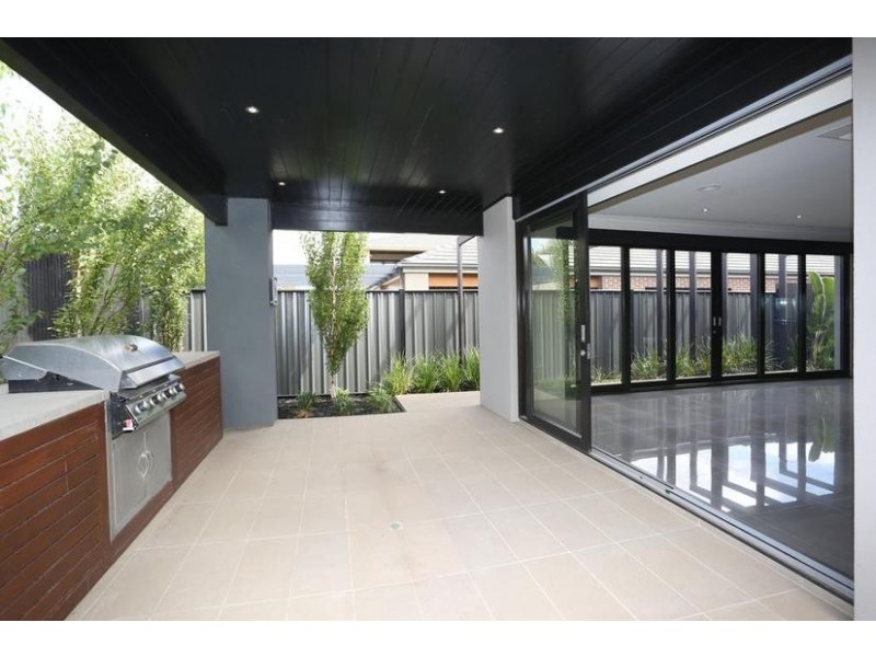 18 Holsteiner Terrace, Clyde North VIC 3978