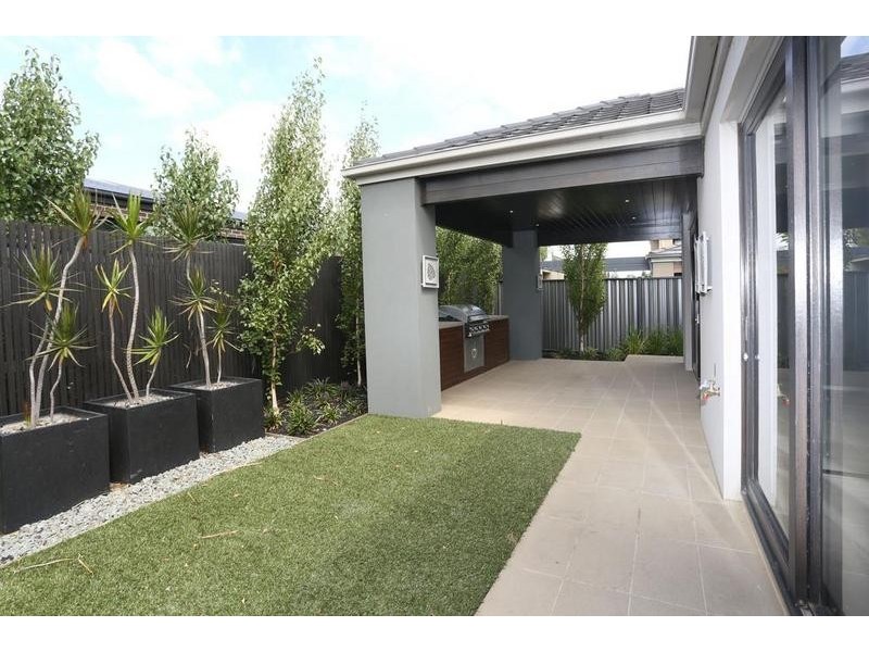 18 Holsteiner Terrace, Clyde North VIC 3978