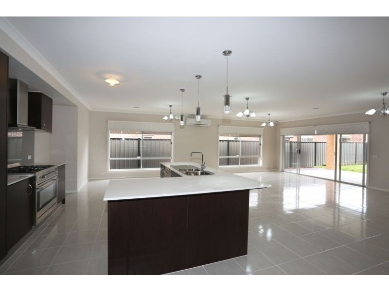 5 Featherbrook Circuit, Cranbourne North VIC 3977
