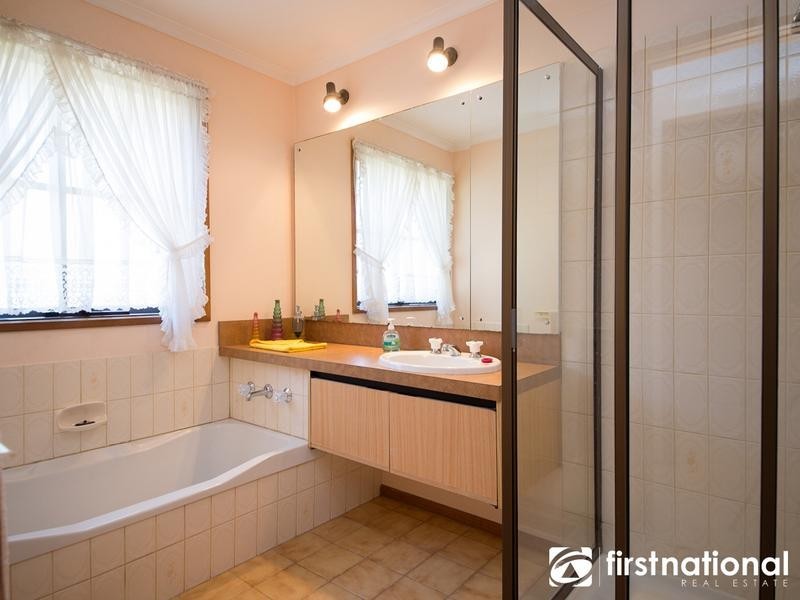 6 Ravensthorpe Crescent, Narre Warren VIC 3805