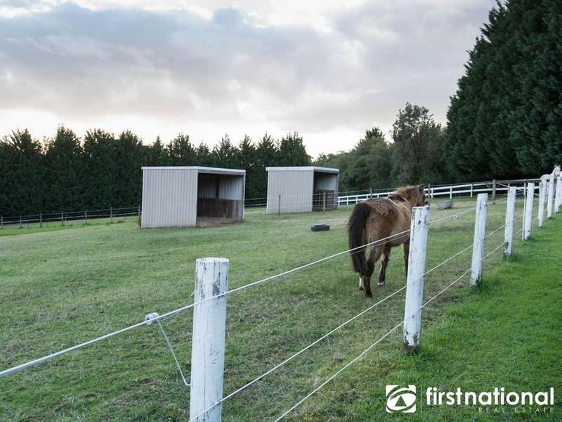 30 Beaconsfield-Emerald Road, Dewhurst VIC 3808