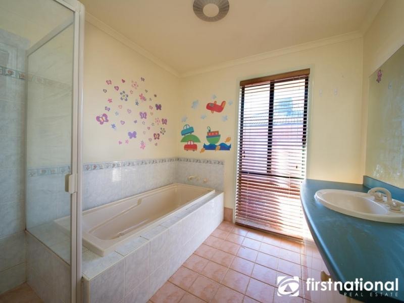 10 Rich Walk, Narre Warren South VIC 3805