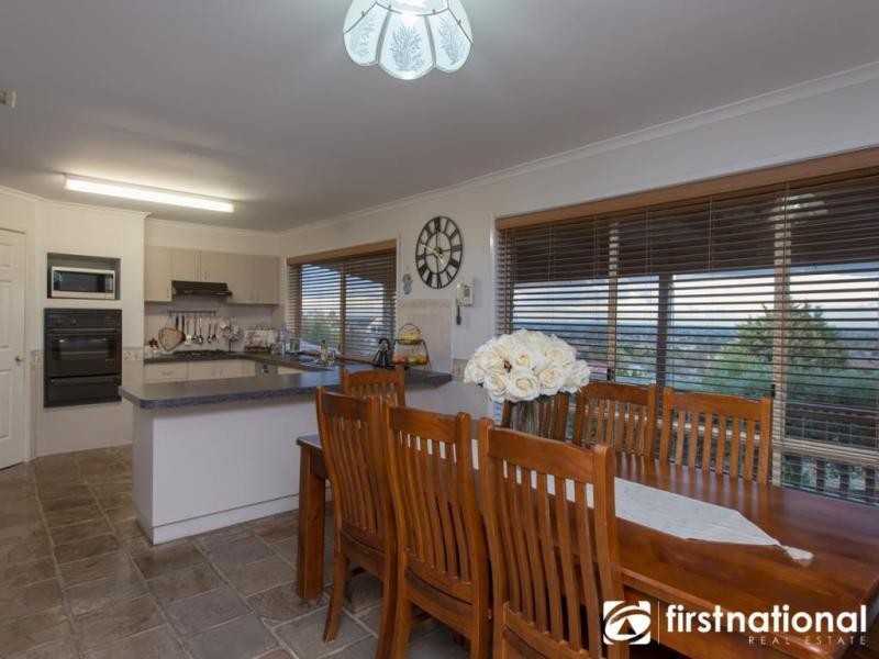 2 Dirkala Retreat, Berwick VIC 3806