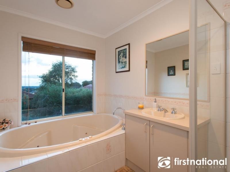 2 Dirkala Retreat, Berwick VIC 3806
