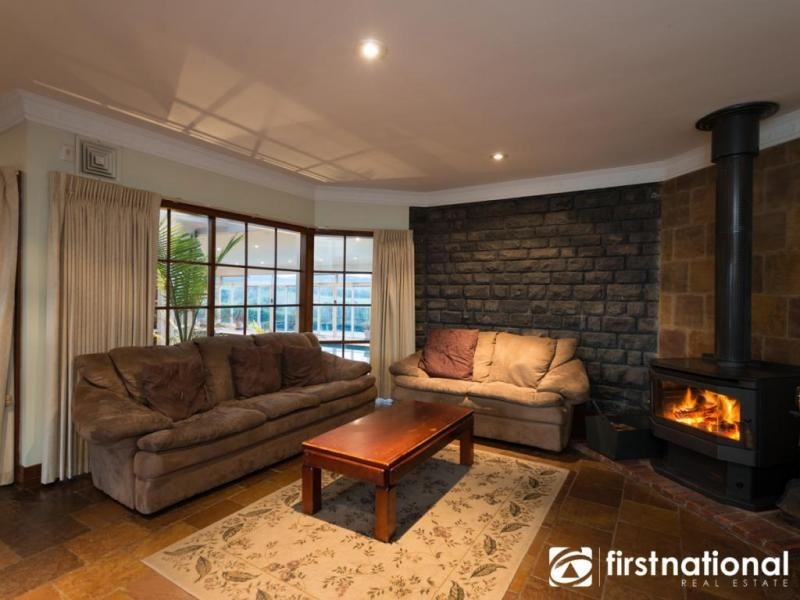 2 Blackstone Lane, Narre Warren East VIC 3804