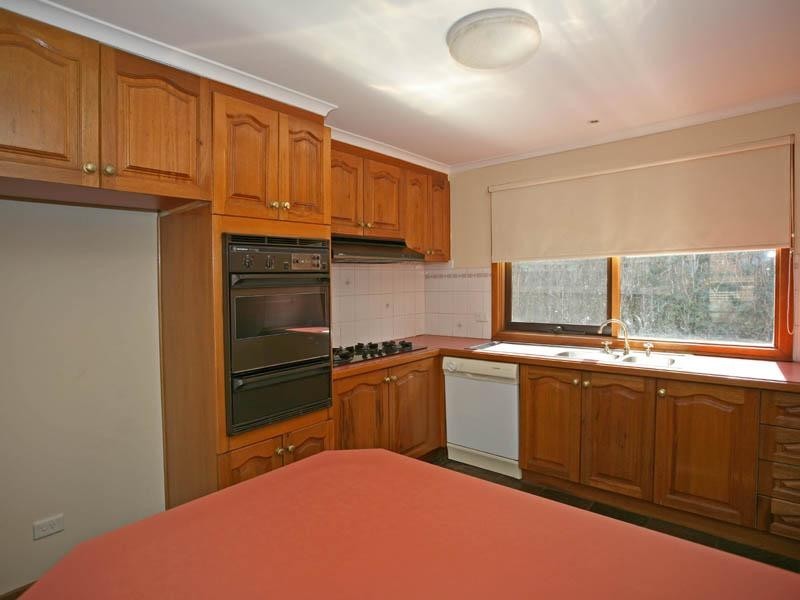 15 Escott Grove, Berwick VIC 3806