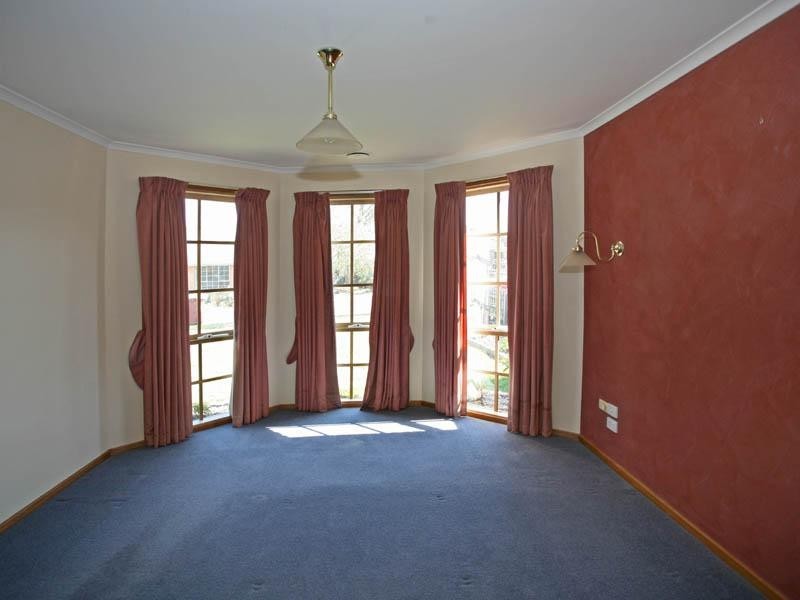 15 Escott Grove, Berwick VIC 3806