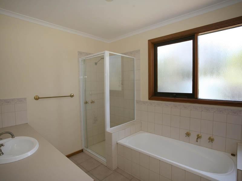 15 Escott Grove, Berwick VIC 3806