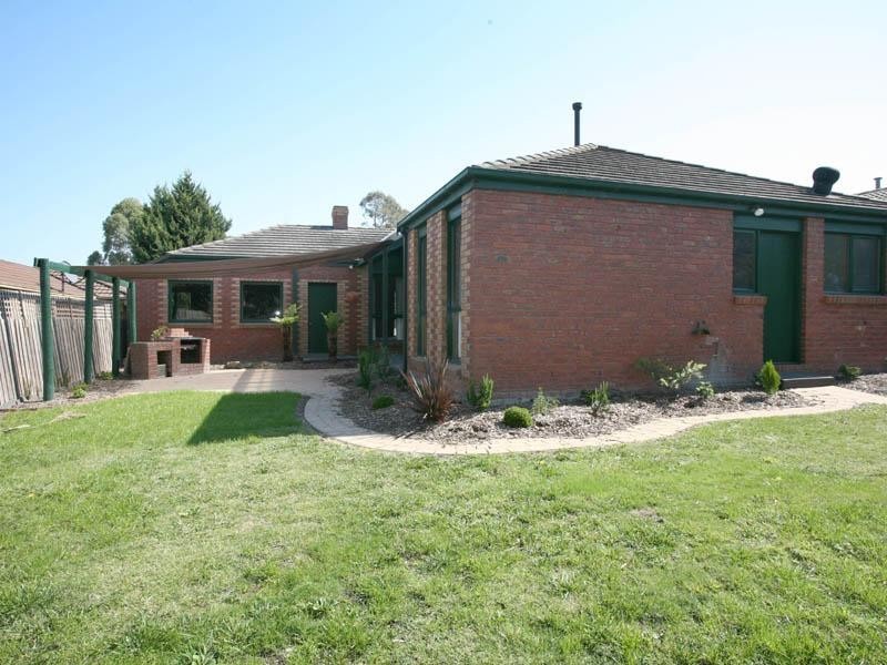 15 Escott Grove, Berwick VIC 3806
