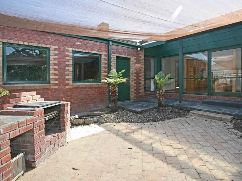 15 Escott Grove, Berwick VIC 3806